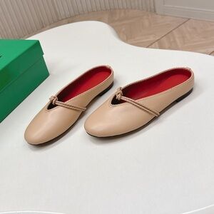 Women's Bottega Veneta Knot Mule Flat in Beige Leather with Red Insole